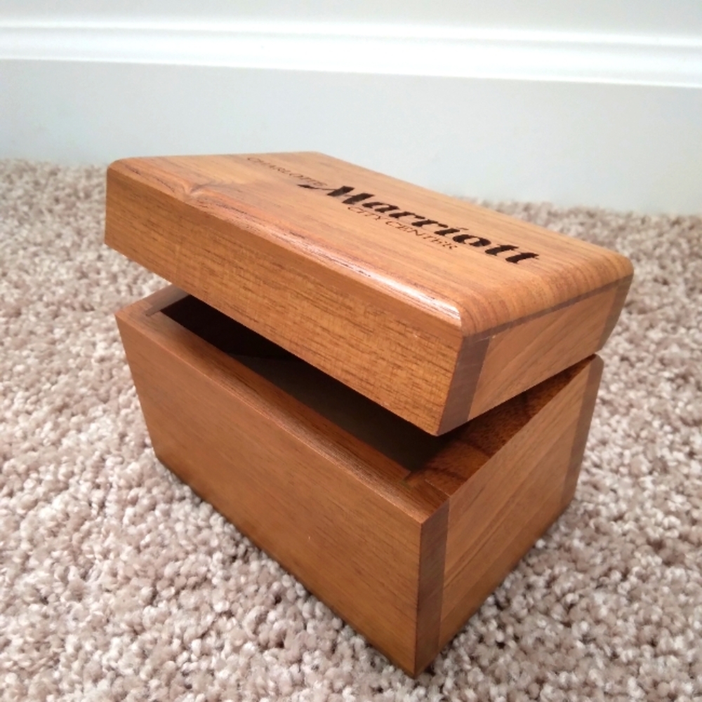 💥 CLOSET CLOSING SALE 💥 Genuine walnut wood recipe box
